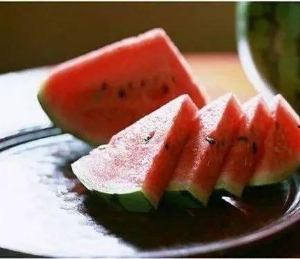 吃鲜瓜坏肚子,警惕肠胃不适风险