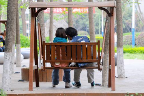 长椅事件吃瓜,一场引发热议的邻里纠纷