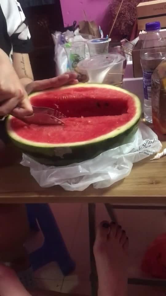 吃瓜在寝室,寝室里的“吃瓜”风云录