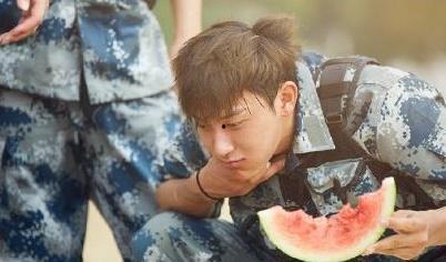 情侣照片朋友吃瓜,情侣甜蜜合影，朋友吃瓜围观，幸福氛围感染众人