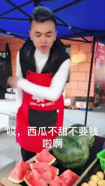 情侣照片朋友吃瓜,情侣甜蜜合影，朋友吃瓜围观，幸福氛围感染众人